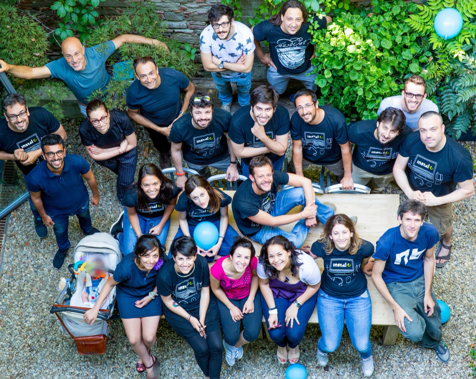 Il team nel cortile della sede di Firenze